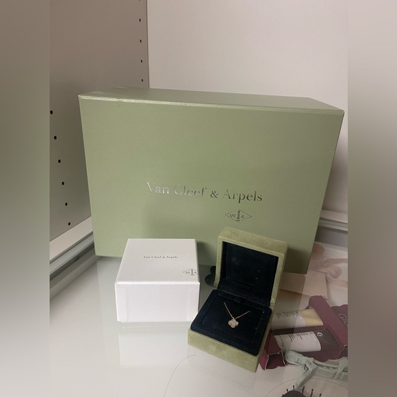 AUTHENTIC Van Cleef & Arpels Sweet Alhambra Pendant - Picture 2 of 10